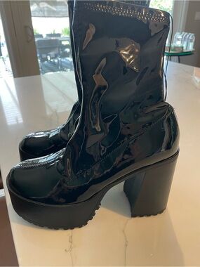 Forever 21 Shiny Black Faux Patent Leather Pull On Platform Booties